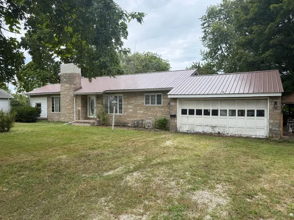 112 N Maple St, Gilman, IL 60938