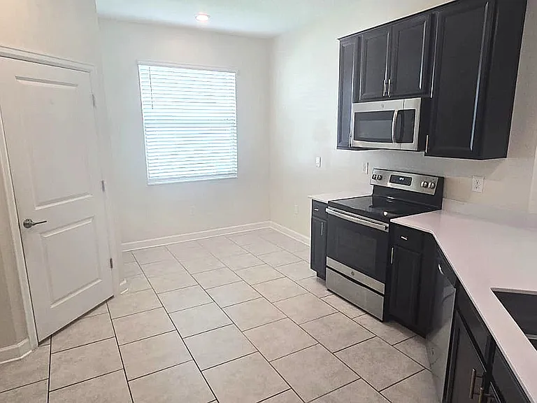 212 Bergamot Loop — Photo 3