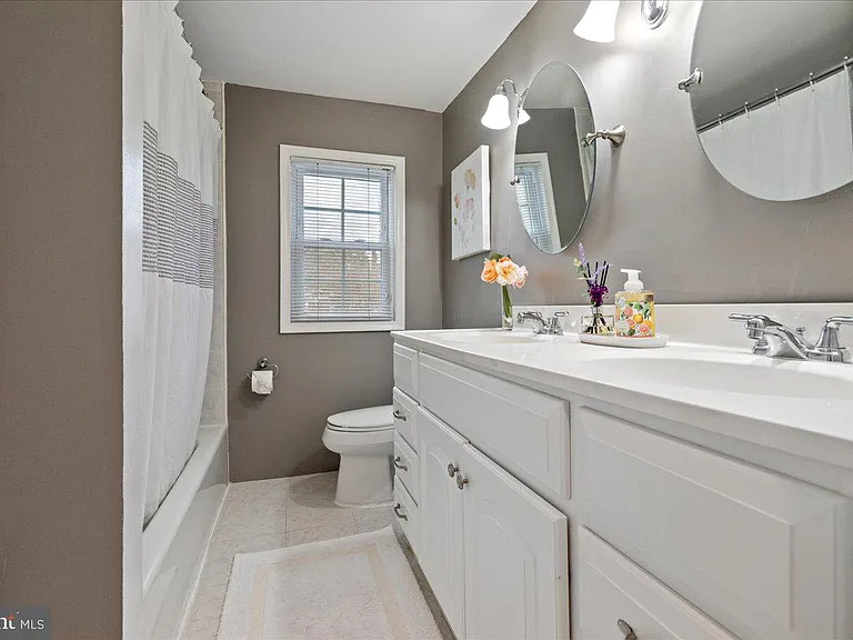394 Franklin Ave — Photo 20
