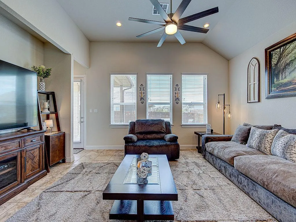 3 bed, 1760 sqft, $2,350 — Photo 3