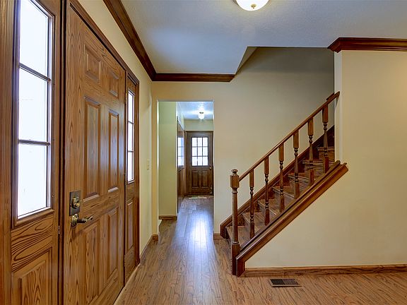 3rd image of 8952 Old Meadow Dr