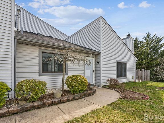 3rd image of 92 Lexington Cir