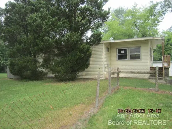 10747 Bunton Rd, Willis, MI 48191
