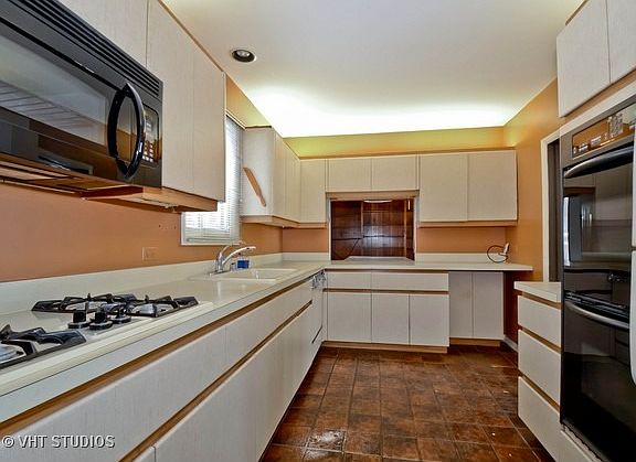 3rd image of 1570 Hawthorne Ln