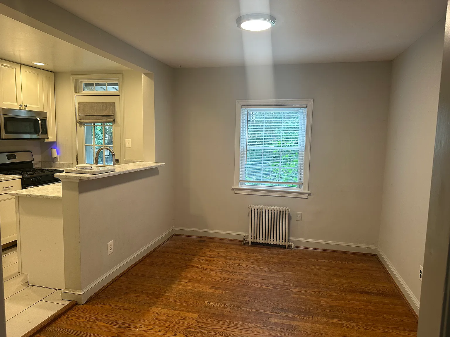 3 bed, 864 sqft, $3,525 — Photo 3