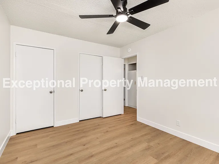 21907 Dolores St — Photo 9