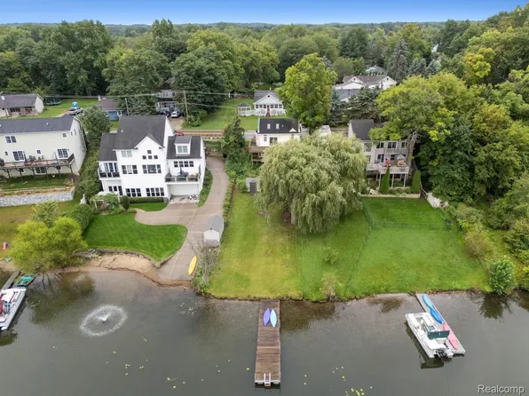 1821 Maxfield Rd, Hartland, MI 48353