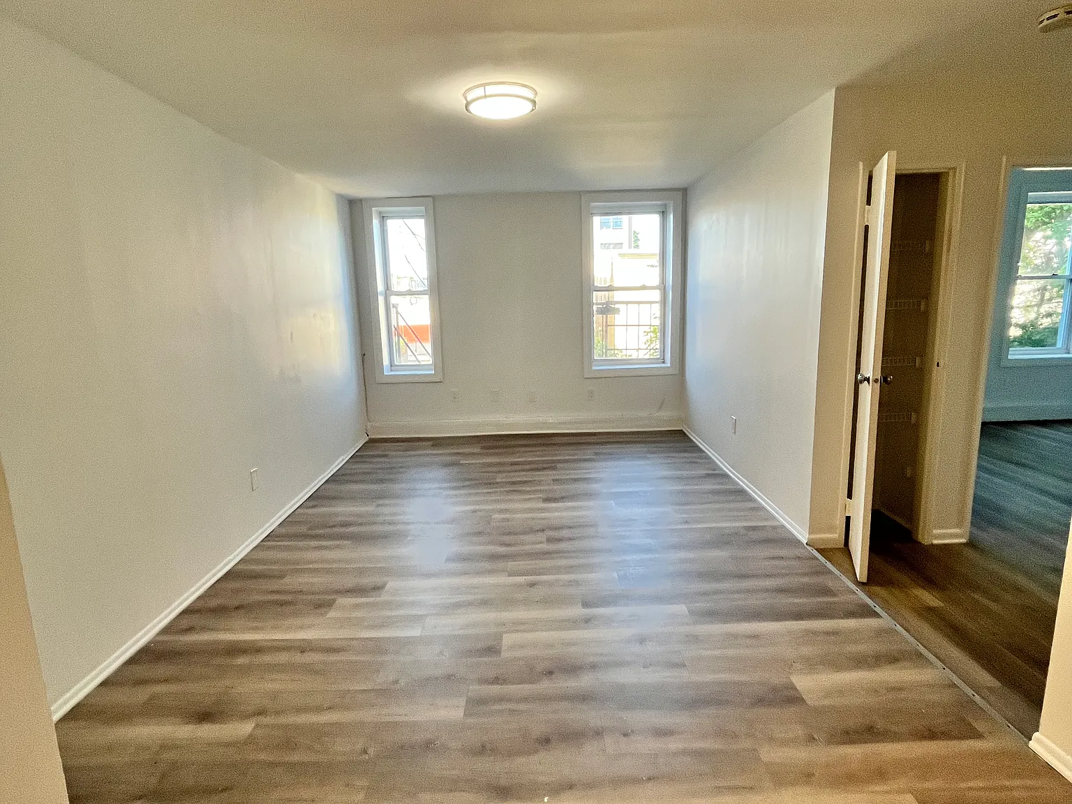 3 bed, 1000 sqft, $2,450 — Photo 2