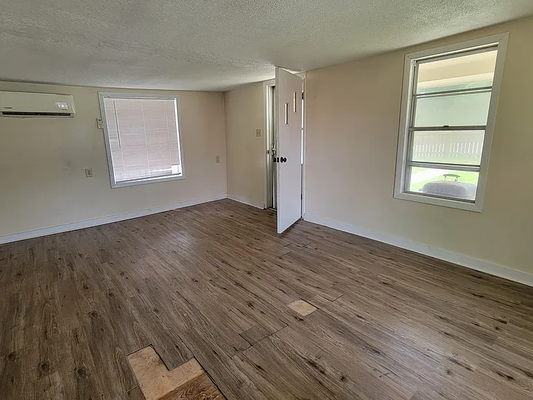 1024 Park Ave — Photo 12
