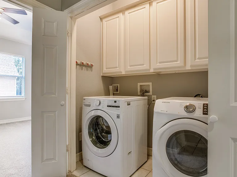 3951 N Hall St — Photo 24