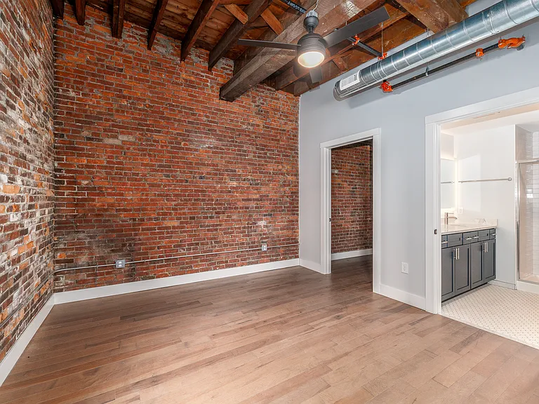 Hotel Street Apartments — Photo 26