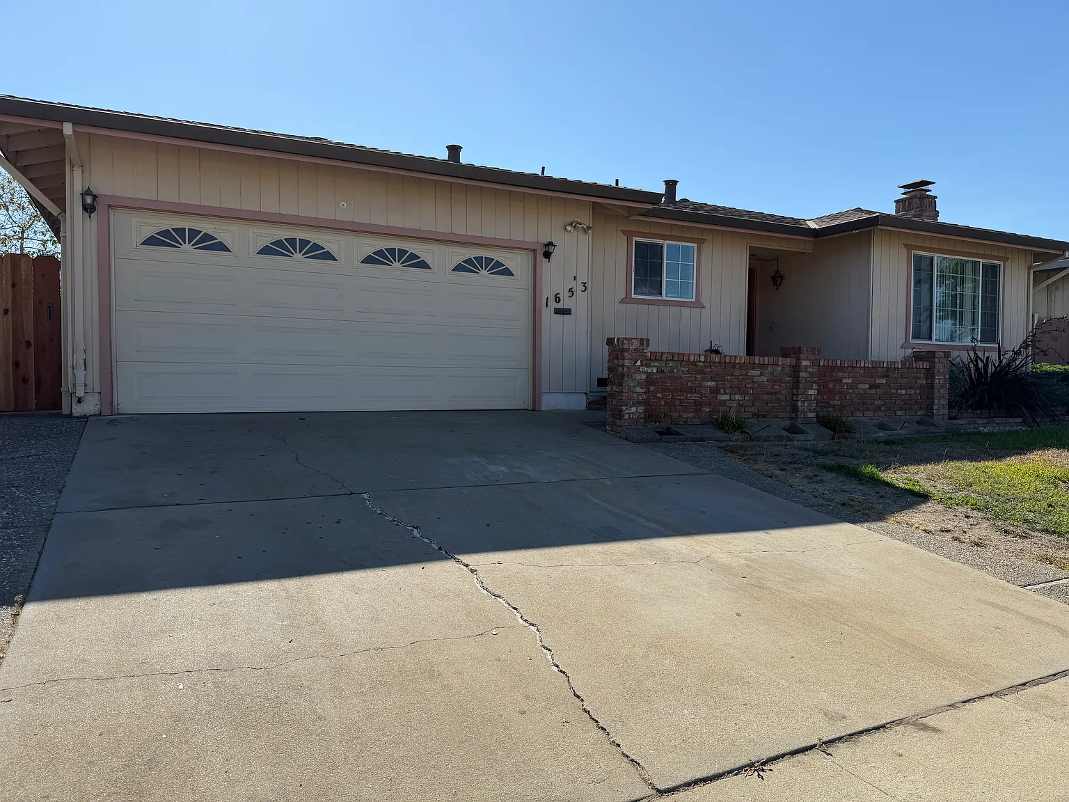 4 bed, 1400 sqft, $3,200 — Photo 1