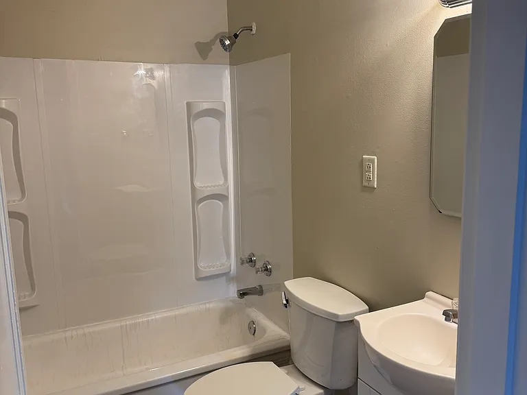 1031 W Whitney Ave — Photo 5