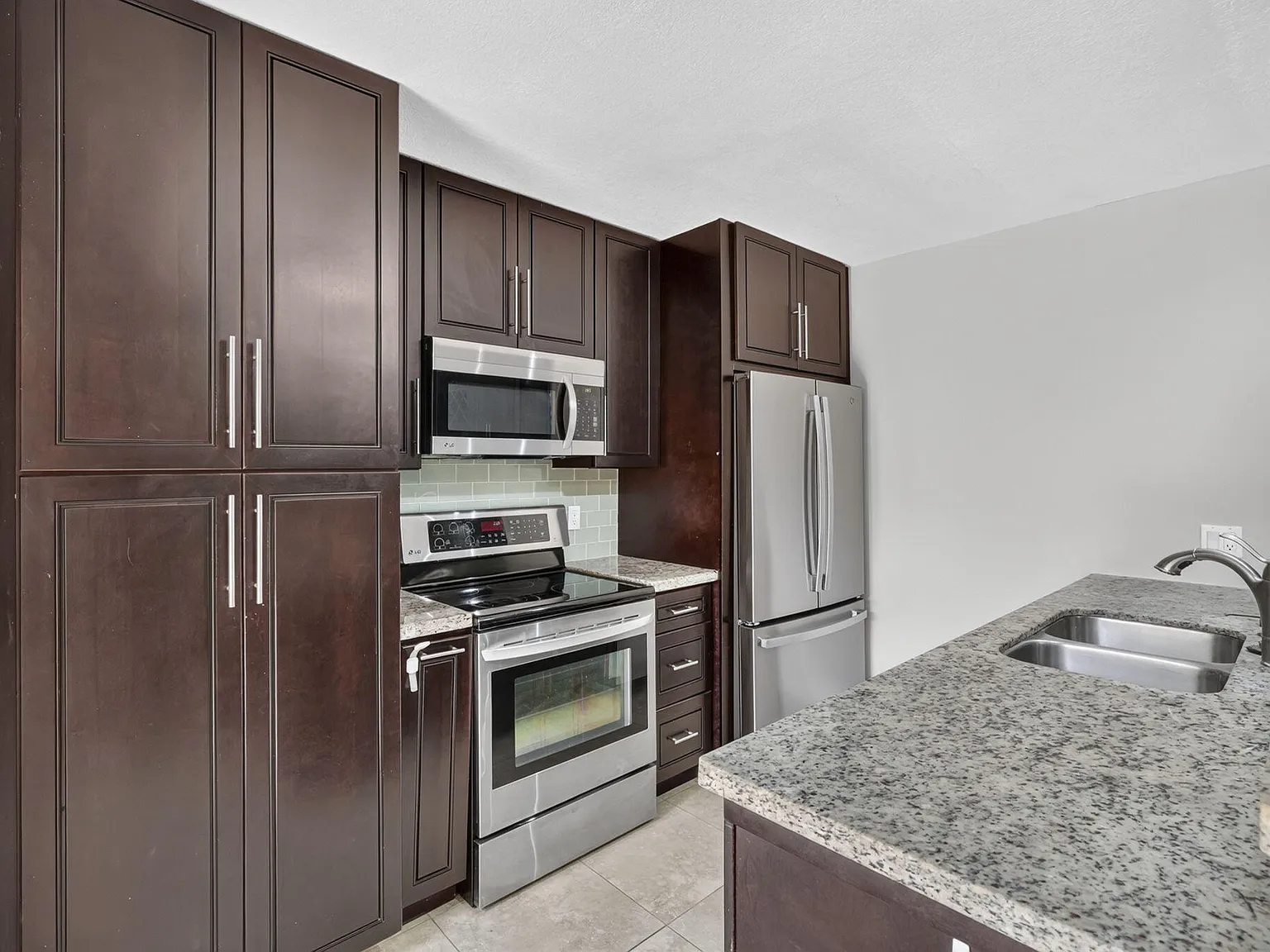 2 bed, 2.5 bath, 1288 sqft, $2,400 — Photo 3