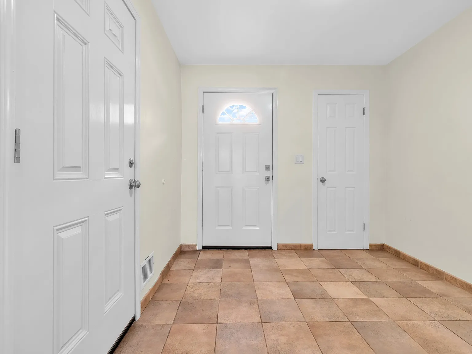 4 bed, 2074 sqft, $4,000 — Photo 3
