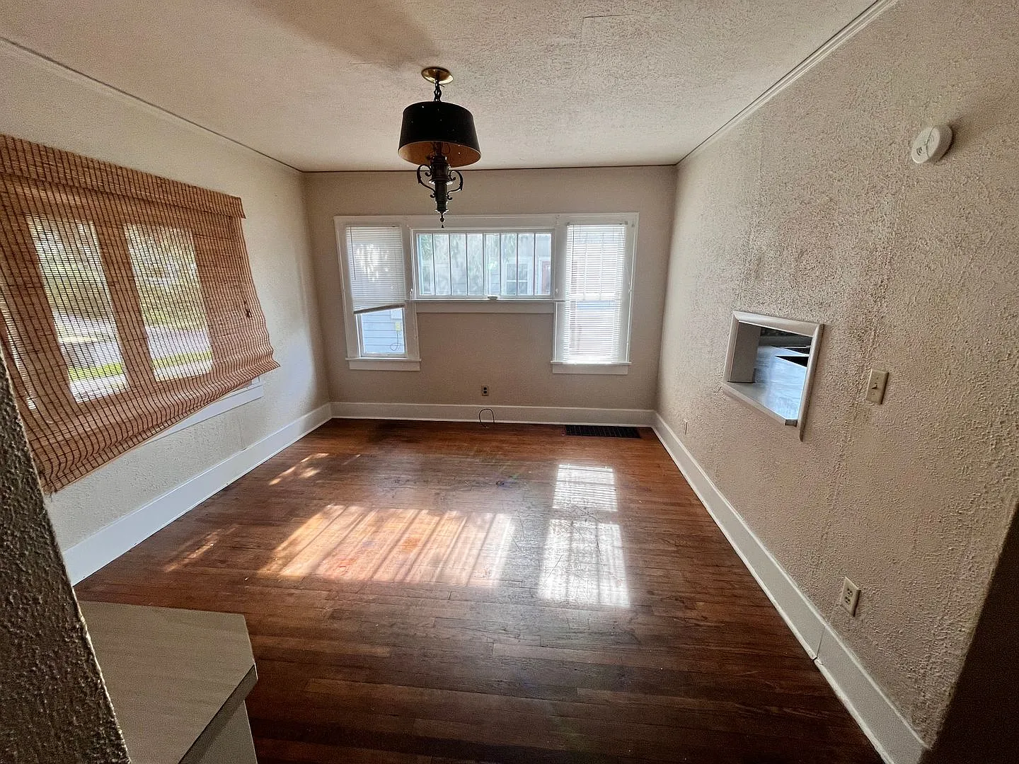 Beautiful 3 bedroom/2 bathroom Home W/ A Garage — Photo 3