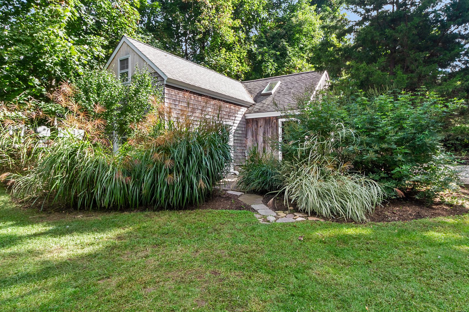  Large yard.