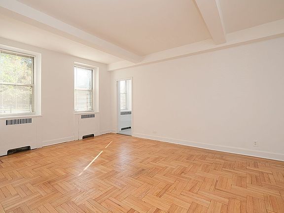 4th image of 601 Pelham Pkwy N APT M2