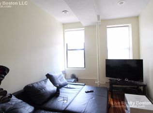 208 Hanover St, Boston, MA 02113