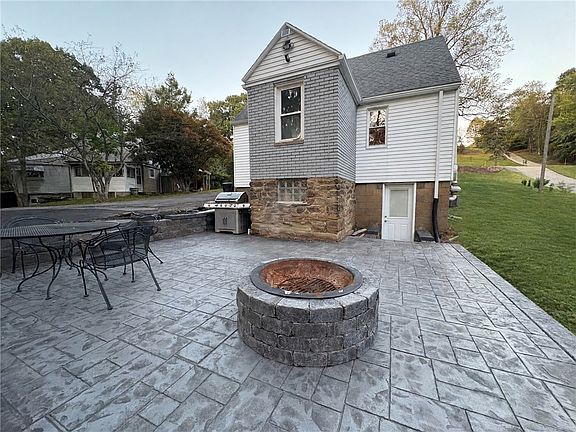 2nd image of 695 Roosevelt Rd