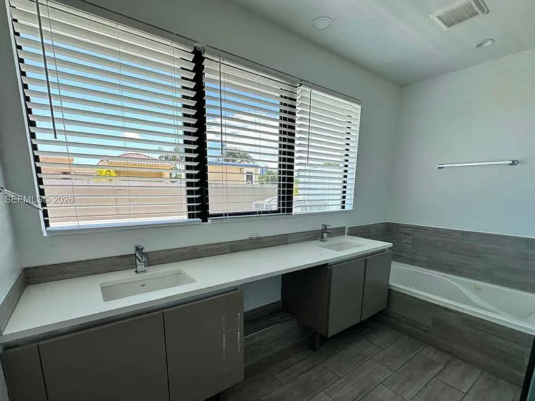 722 NE 15th Ave — Photo 5