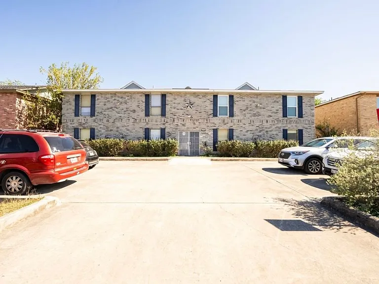 7572 Windsor Oaks — Photo 1