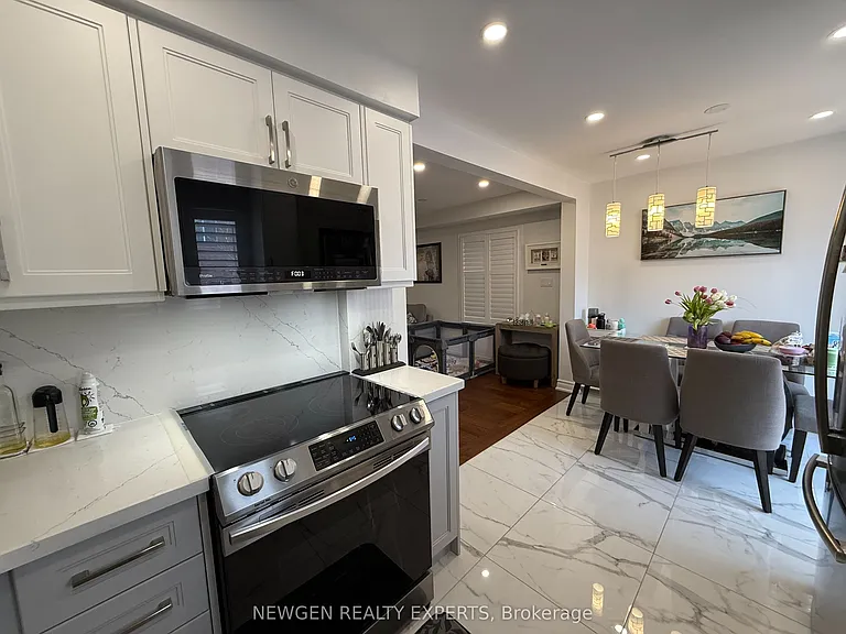 22 Rochefort Dr — Photo 12