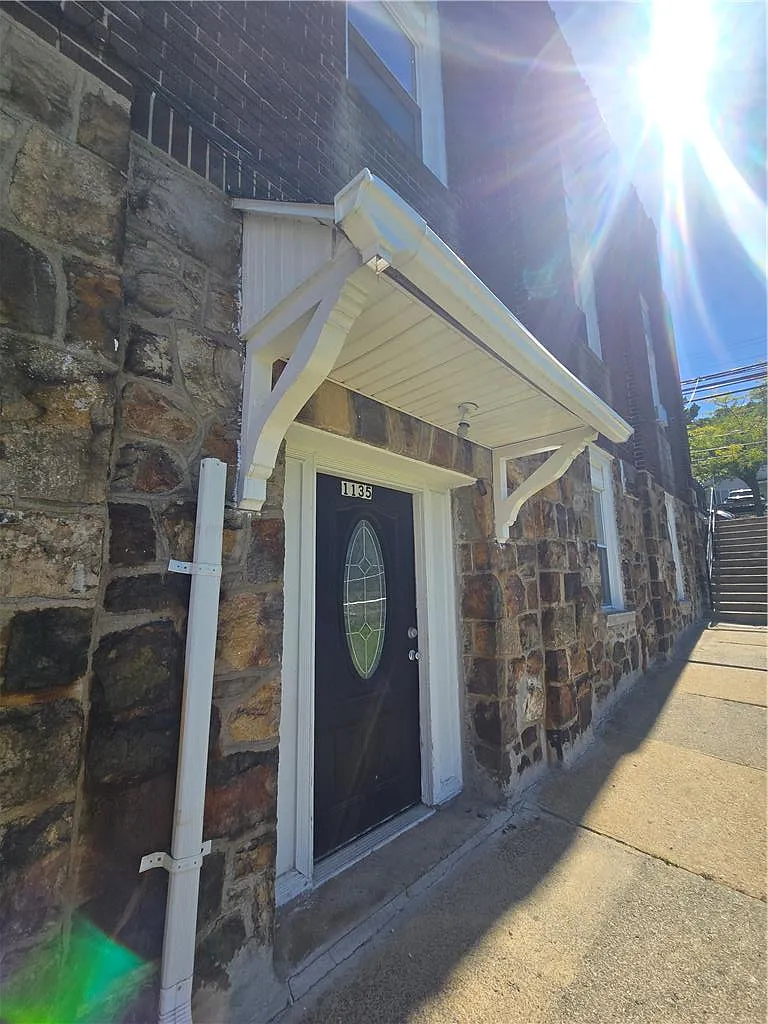 3 bed, 1.0 bath, 1100 sqft, $1,700 — Photo 1