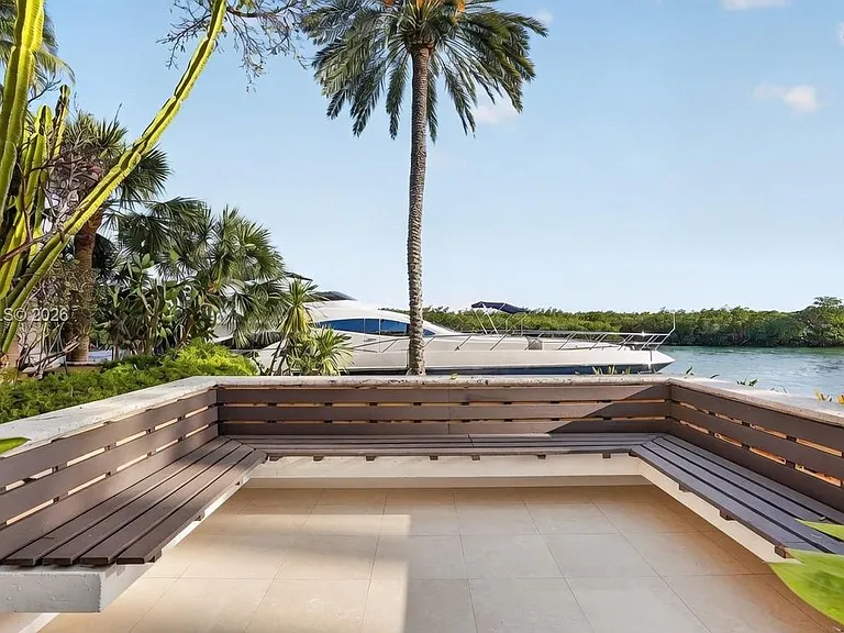 260 Cape Florida Dr — Photo 32