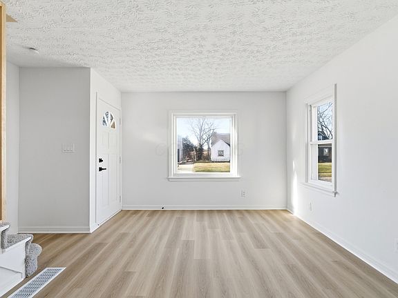 3rd image of 1582 Vendome Dr S