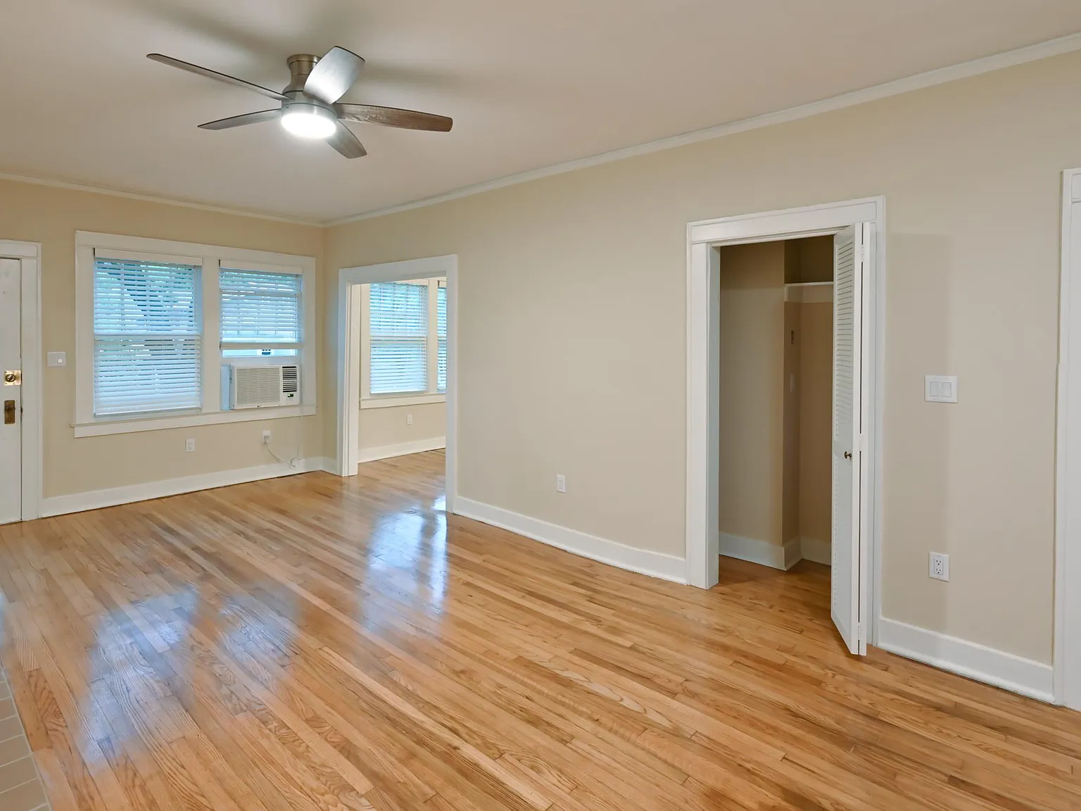 Studio, 640 sqft, $965 — Photo 2