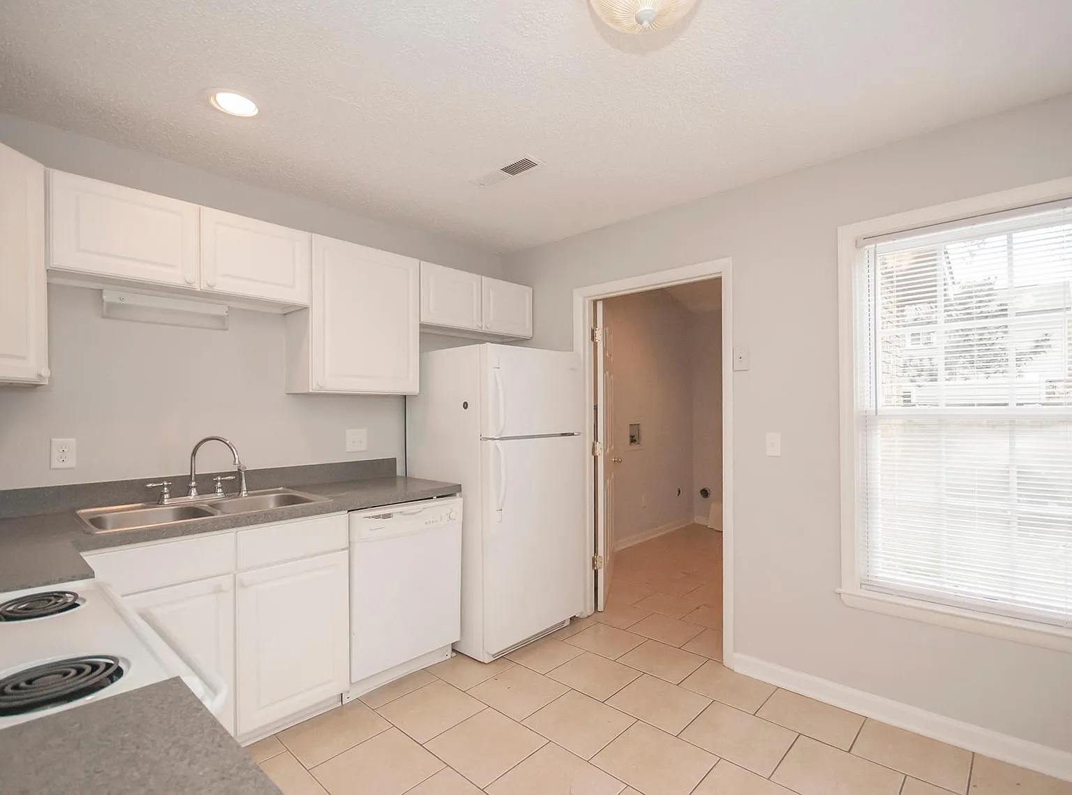 2 bed, 1.5 bath, 1003 sqft, $1,875 — Photo 2