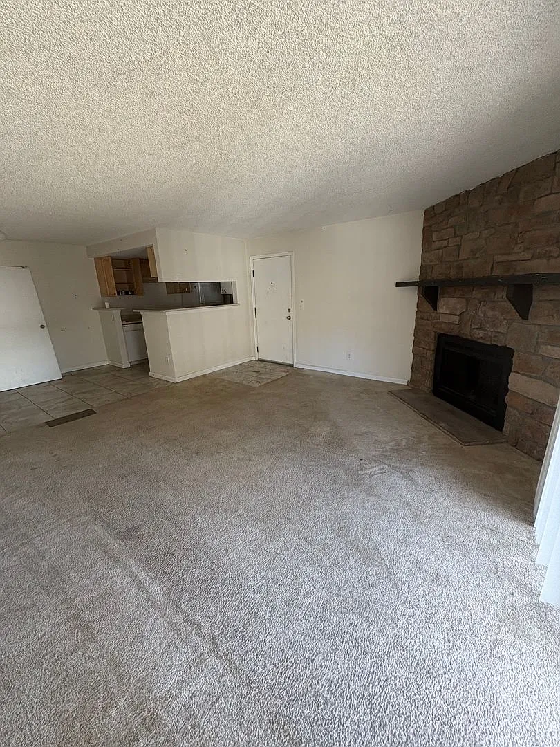 Spectacular Top Floor Condo in Aurora! **Move-In Special** — Photo 3