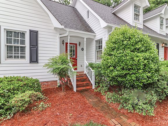 3rd image of 906 Argyle Ct