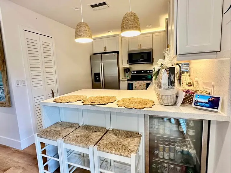 106 Mangrove Ave — Photo 3