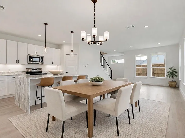 2330 Fairfax Dr — Photo 18