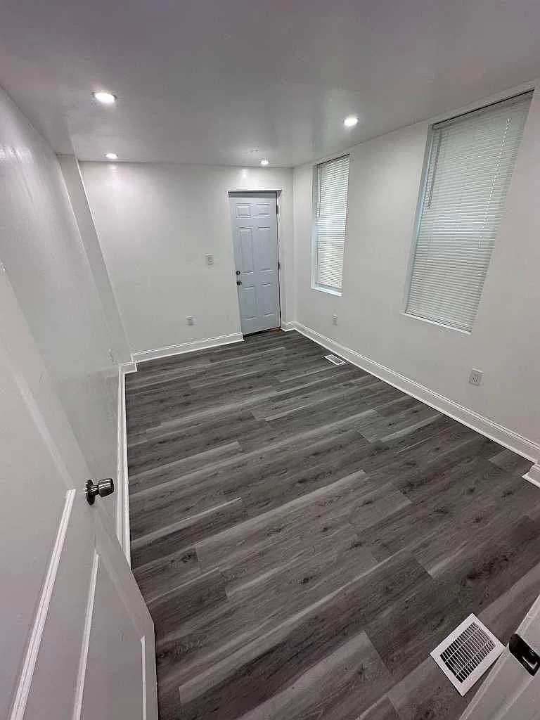 4 bed, $2,400 — Photo 2