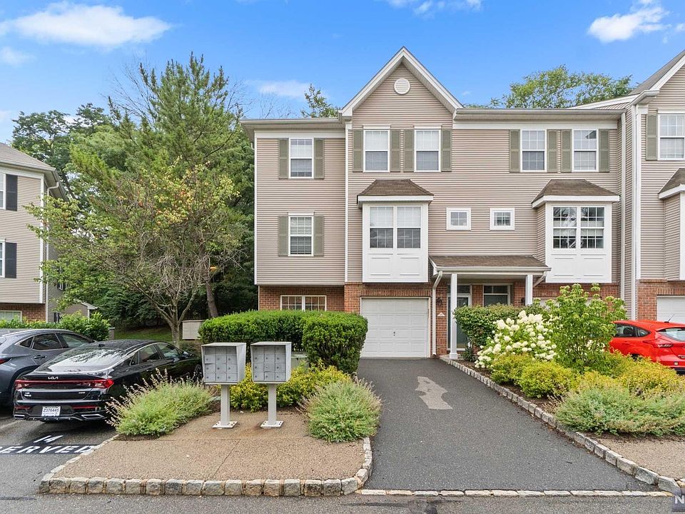 1st image of 28 Greenbrook Dr