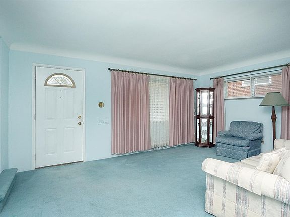 3rd image of 1486 Balfour Ln