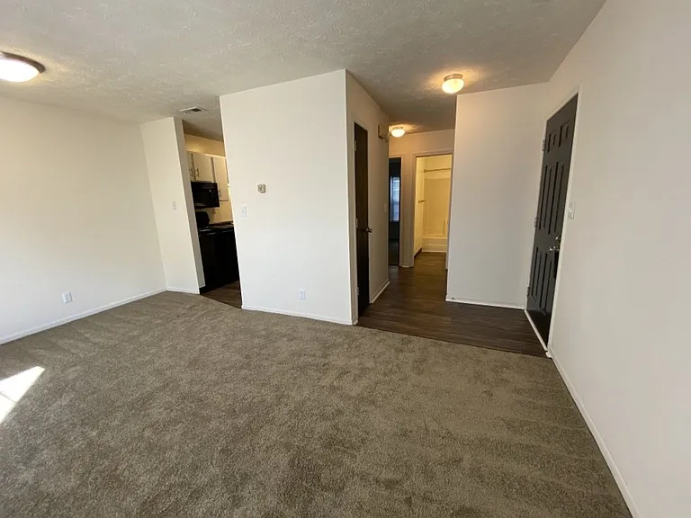 Vantage Pointe Apartments — Photo 14