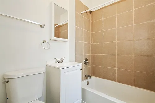 7956 S Burnham Ave Chicago, IL 60617 Photo 1