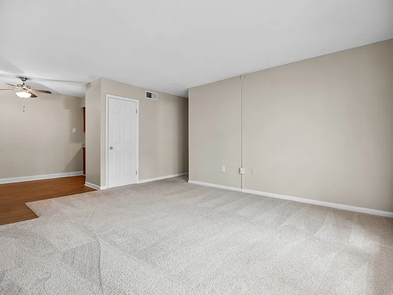 Sumter Square Apartments — Photo 32