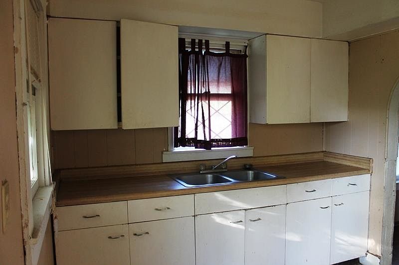 2nd image of 1120 Frost Ave