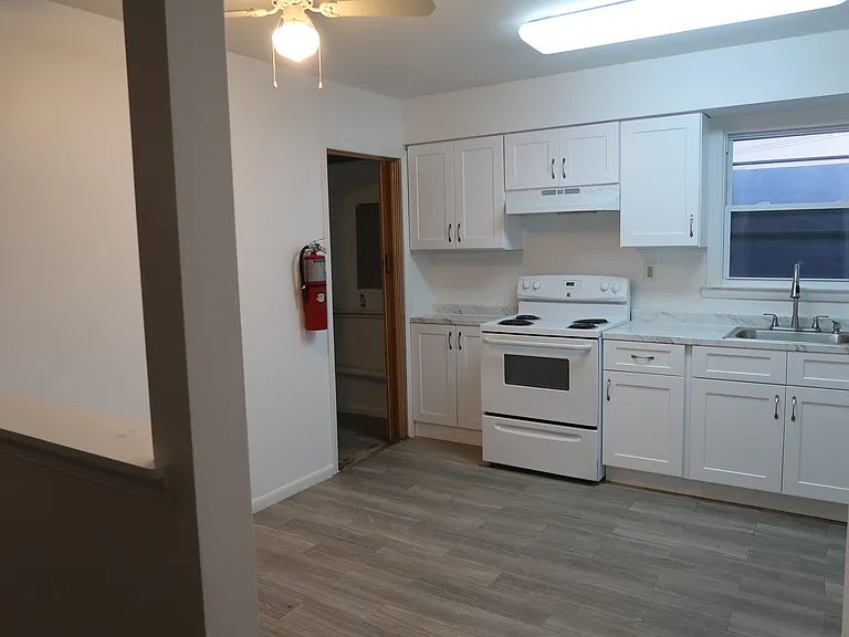 711 E Maple Ave — Photo 3