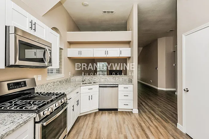 737 Lionel Way — Photo 11