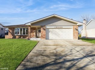 10S500 Thames Dr, Downers Grove, IL 60516