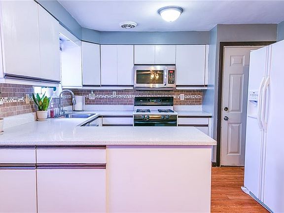 5th image of 712 Heartwood Dr