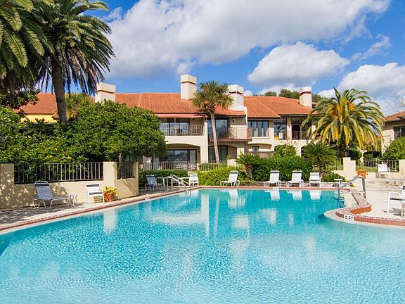 Pool is close to the waterfront
