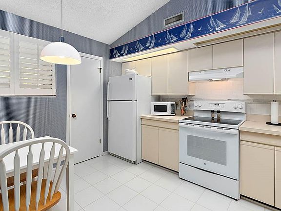 4th image of 907 Wimbledon Dr