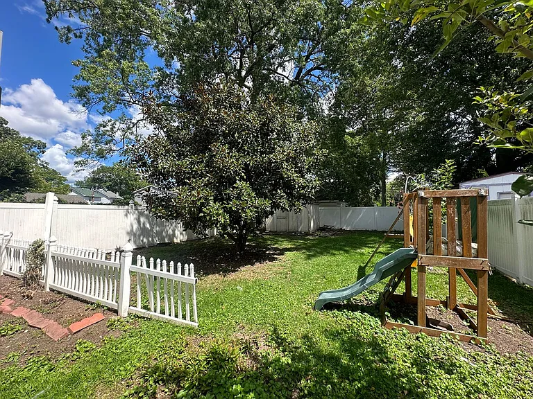 321 Hemlock St — Photo 16